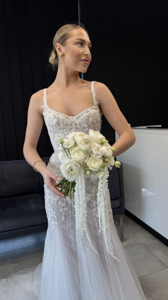 Букет для нареченої - ранункулюси, еустома та амарантус