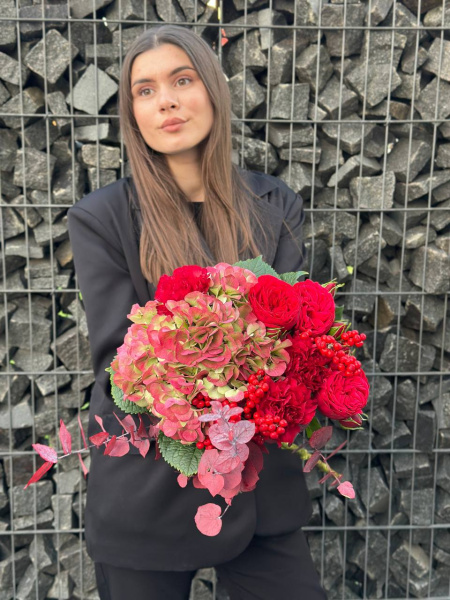 Букет з троянд Red Piano, троянд Rodos, гвоздик Grenadin, гортензій Ruby та ілексу 