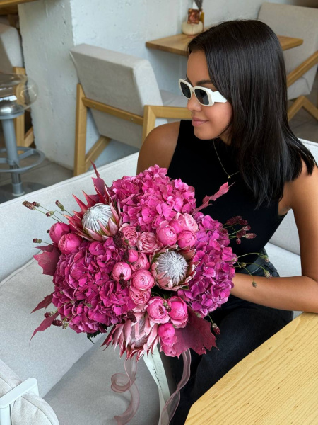 Букет з гортензій, троянди, протеї та родовика