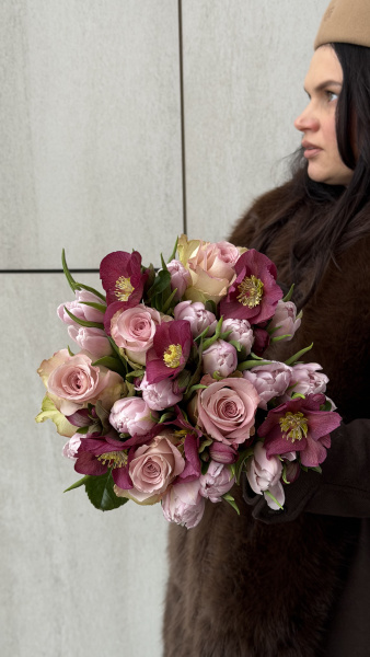 Букет з рожевих троянд, півонієподібних тюльпанів та хелеборуса