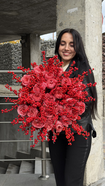 Букет з троянд Candy Xpression та ілексу