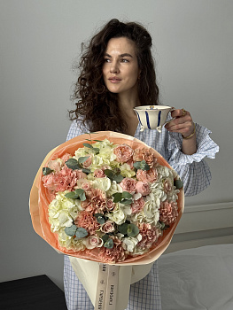 Букет з гортензії, піоноподібних троянд та гвоздик у персиковому пакуванні