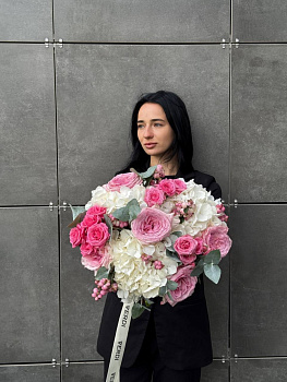 Букет з гортензій, троянд, снігурів та евкаліпту 