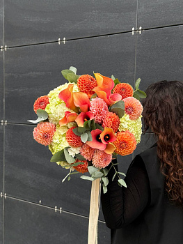 Букет з гортензій, жоржин, кал та евкаліпту 