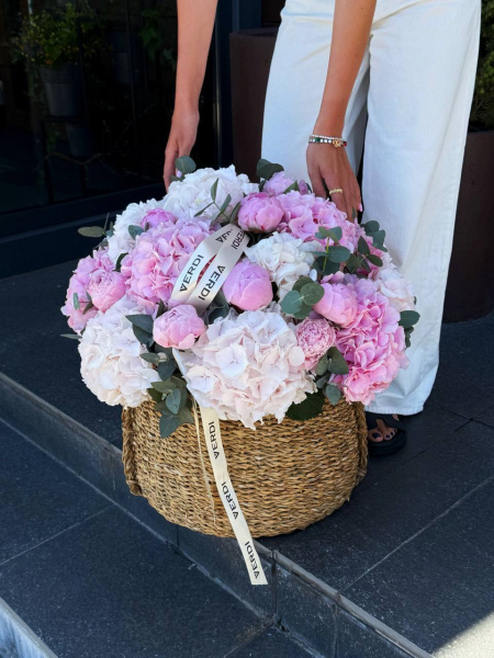 Композиція з гортензій, півоній та евкаліпту 