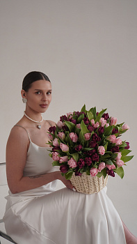 Корзина з піоноподібних тюльпанів у рожевих та бордових тонах