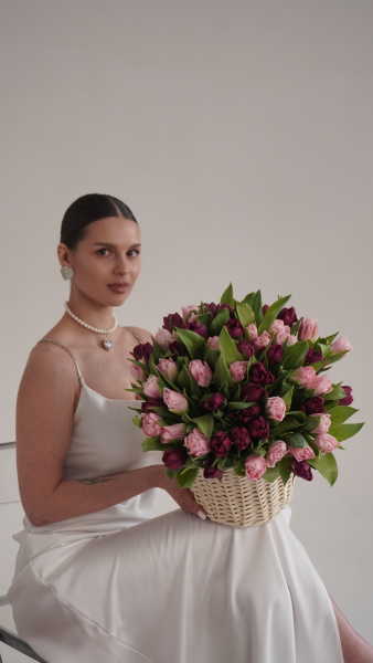 Корзина з піоноподібних тюльпанів у рожевих та бордових тонах