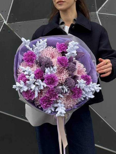 Букет з хризантем Honeymoon, гвоздик Moonaqua, скімії та засніженого рускусу