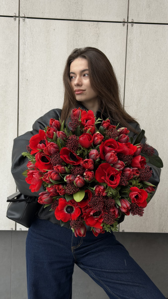 Букет з червоних тюльпанів, анемонів та скімії