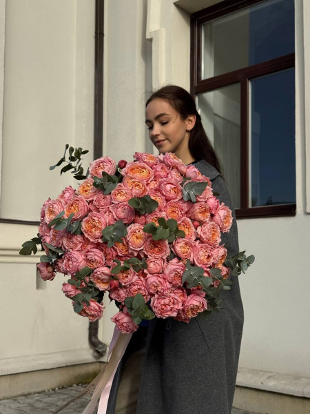 Букет з персикових піоноподібних троянд та евкаліпту