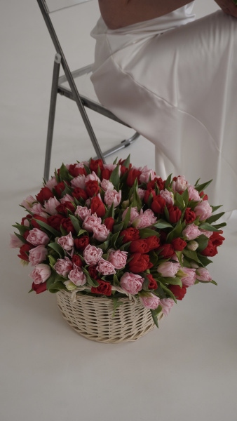 Корзина з піоноподібних тюльпанів у ніжно-рожевих та червоних відтінках