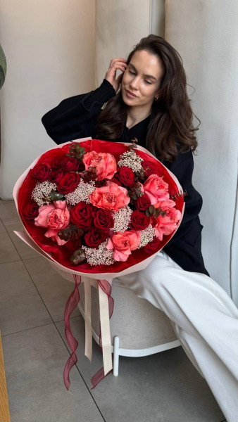 Букет з коралових та бордових півонієподібних троянд з евкаліптом