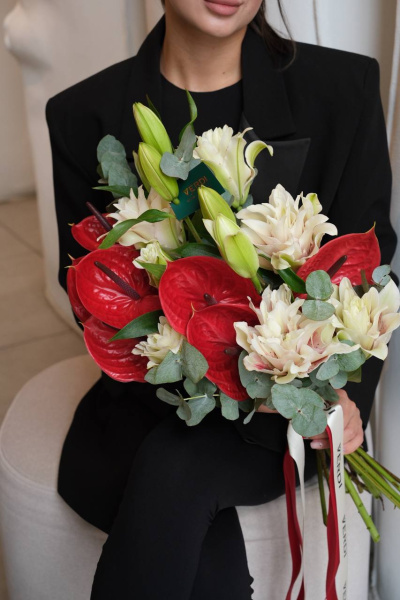 Букет з антуріуму, лілій та евкаліпту 