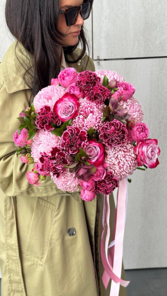 Букет з хризантем, гвоздик та троянд 