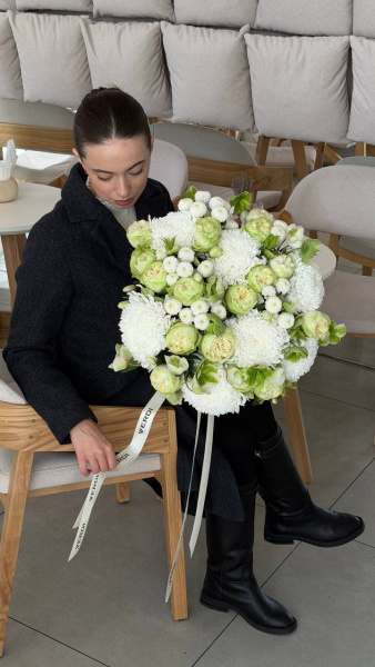 Букет з хризантем Tutu, троянд White Kahala, хризантем Newton та хелеборусу