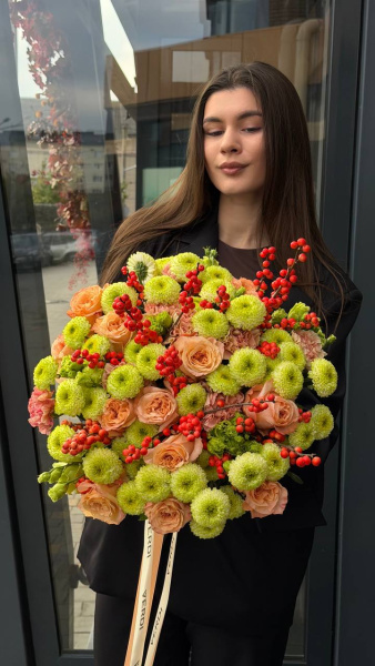 Букет з хризантем Fontina, троянд Shimmer, гвоздик Creta, еустом Rosanno Green та ілексу