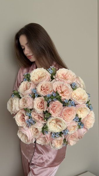 Букет з персикових піоновидних троянд та блакитного оксипеталуму