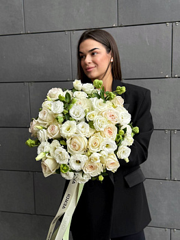 Букет з троянд White O`Hara, еустом Rosita White та хелеборусу