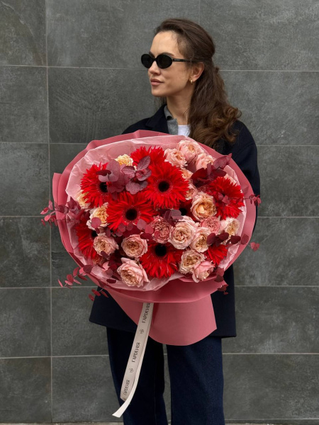 Букет з гербер Katie, троянд Julietta та евкаліпту 