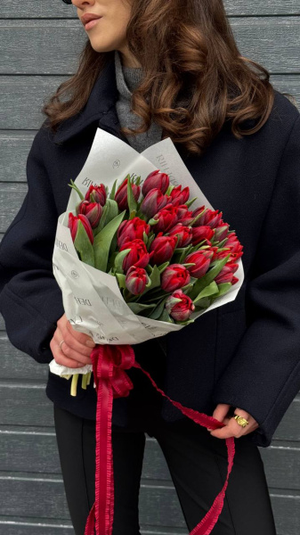 Букет з червоних півонієподібних тюльпанів у білому пакуванні