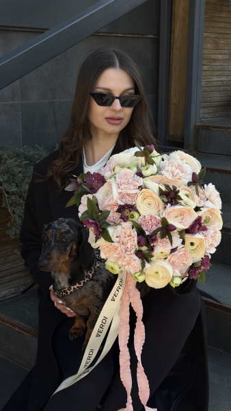 Букет з кремових ранункулюсів, персикових гвоздик та морозника з декоративними стрічками