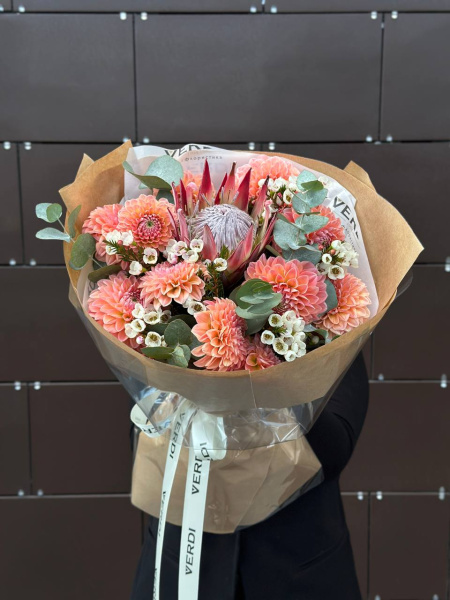 Букет з протеї, жоржин, вакси та евкаліпту 