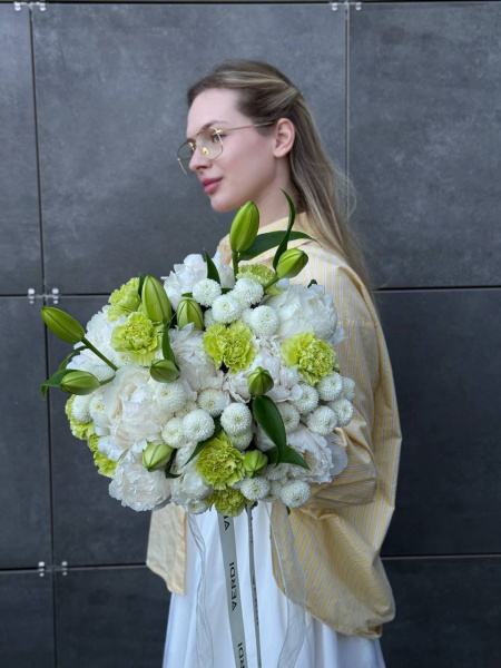 Букет з гортензій, лілій, півоній та гвоздик