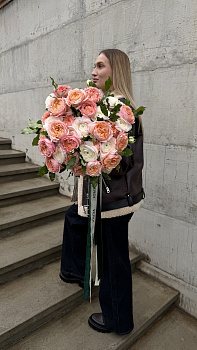 Букет з троянд Julietta та ранункклюсів Hanoi Extra