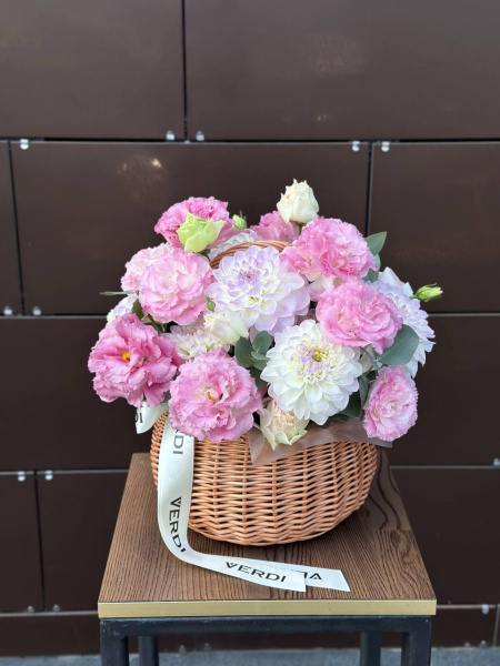 Композиція з жоржин, еустоми та евкаліпту