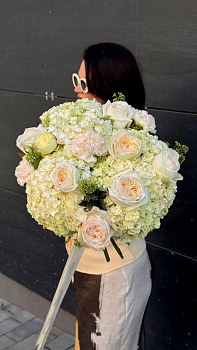 Букет з гортензій, троянд, гвоздик та скімії