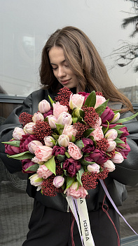 Букет з рожевих та бордових піоноподібних тюльпанів зі скімією