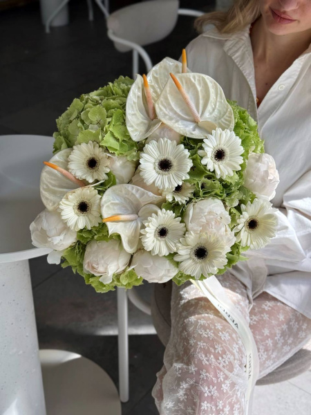 Букет з гортензій Emarald Green, антуріума, гербер та півоній 