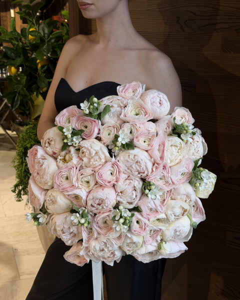 Букет з ніжно-рожевих ранункулюсів, півоній та білого оксипеталуму