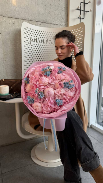 Букет з рожевих півоній, гортензії та оксипеталуму у рожевому пакуванні