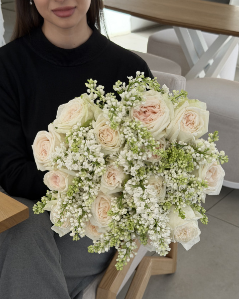 Букет з піоноподібних троянд та білого бузку