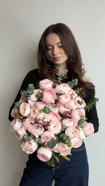 Букет з рожевих ранункулюсів, евкаліпту та хамелаціуму