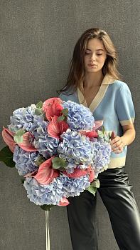 Букет з гортензій Verena Blue, антуріуму Candy та евкаліпту