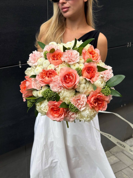 Букет з троянд, гвоздик, нютона та скімії 