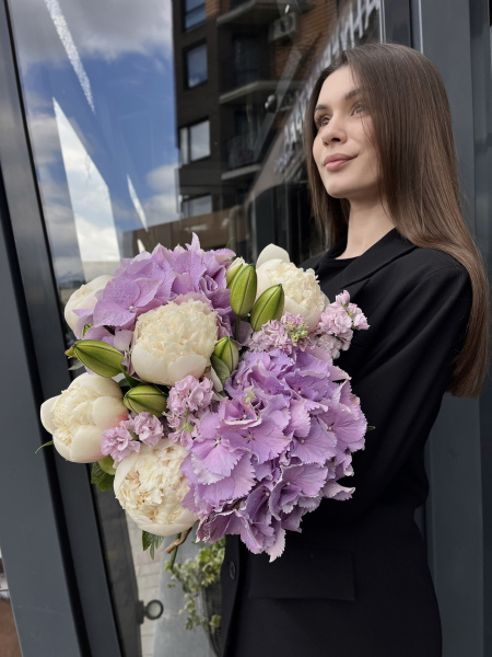 Букет з гортензій, півоній, матіоли та лілій 