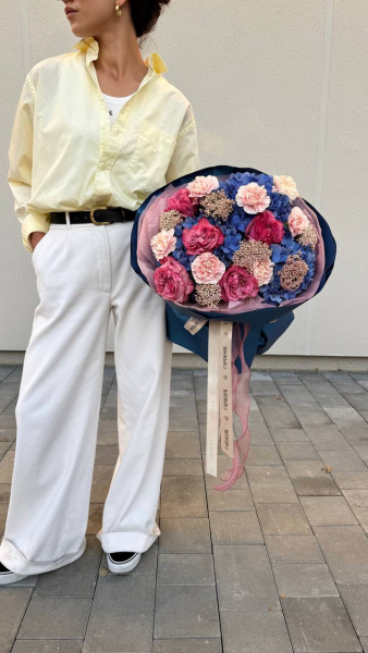 Букет з гортензій, троянд, гвоздик та оксипеталуму