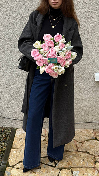 Букет з ранункулюсів Hanoi Pink та засніжених тюльпанів