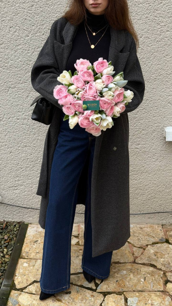 Букет з ранункулюсів Hanoi Pink та засніжених тюльпанів