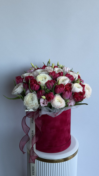 Коробка з білих ранункулюсів, малинових тюльпанів та еустоми