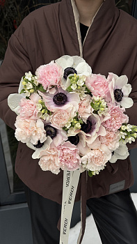 Букет з рожевих гвоздик та білих анемонів зі стрічкою